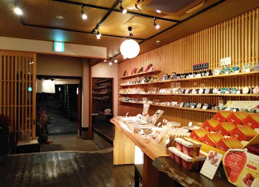 Explore the essence of Kanazawa at Bikazari Asano, where local artistry meets authentic Japanese craftsmanship in the heart of Higashiyama.
