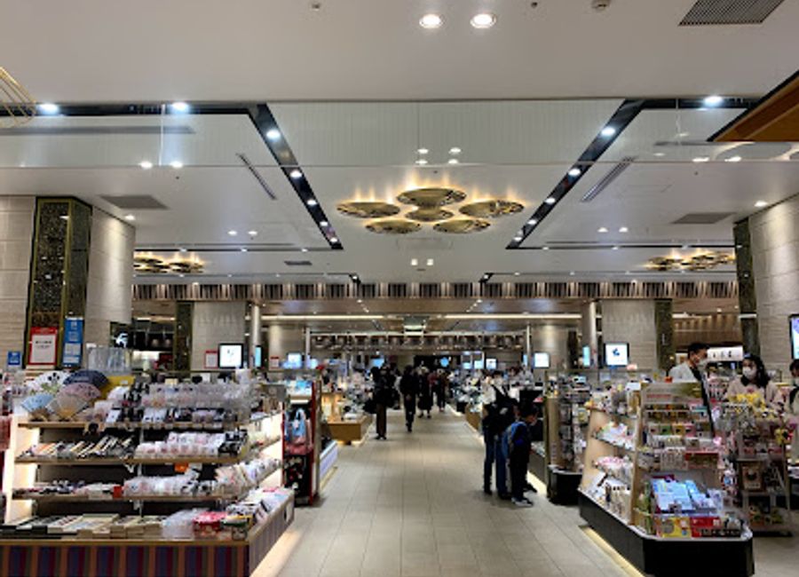 Discover the ultimate shopping and dining experience at Kanazawa Hyakubangai, where tradition meets modernity in the heart of Kanazawa.