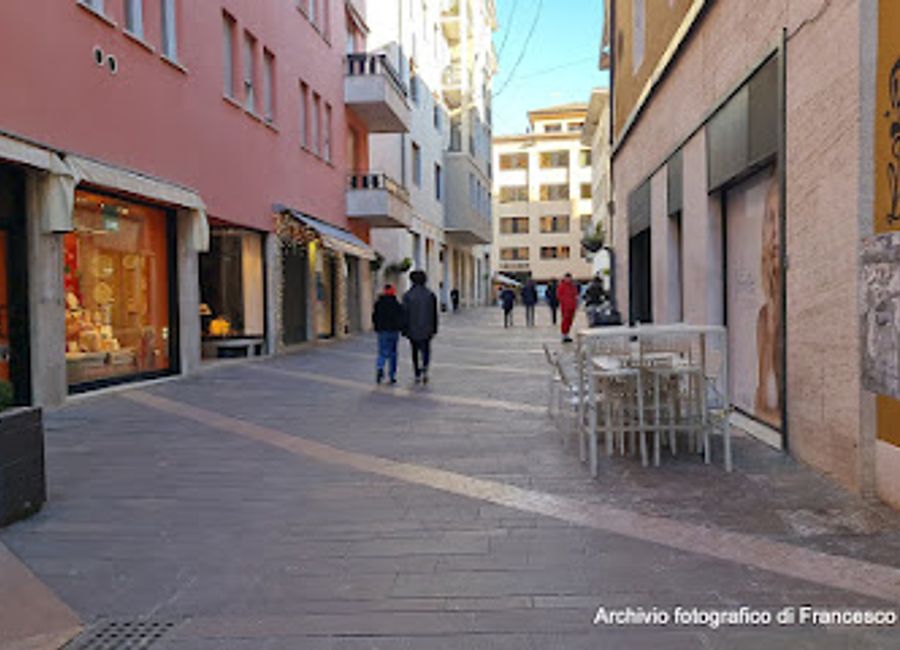 Discover unique Italian craftsmanship at THUN Shop in Trento, offering a variety of beautiful handcrafted collectibles and gifts.
