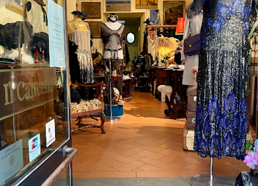 Explore Il Cancello in Florence for exquisite vintage clothing and timeless antiques, perfect for the discerning shopper seeking unique treasures.