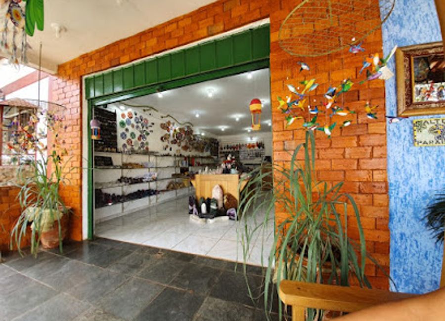 Explore Capim de Cheiro, a charming novelty store in Alto Paraíso de Goiás, showcasing aromatic treasures, handcrafted glassware, and local artistry.