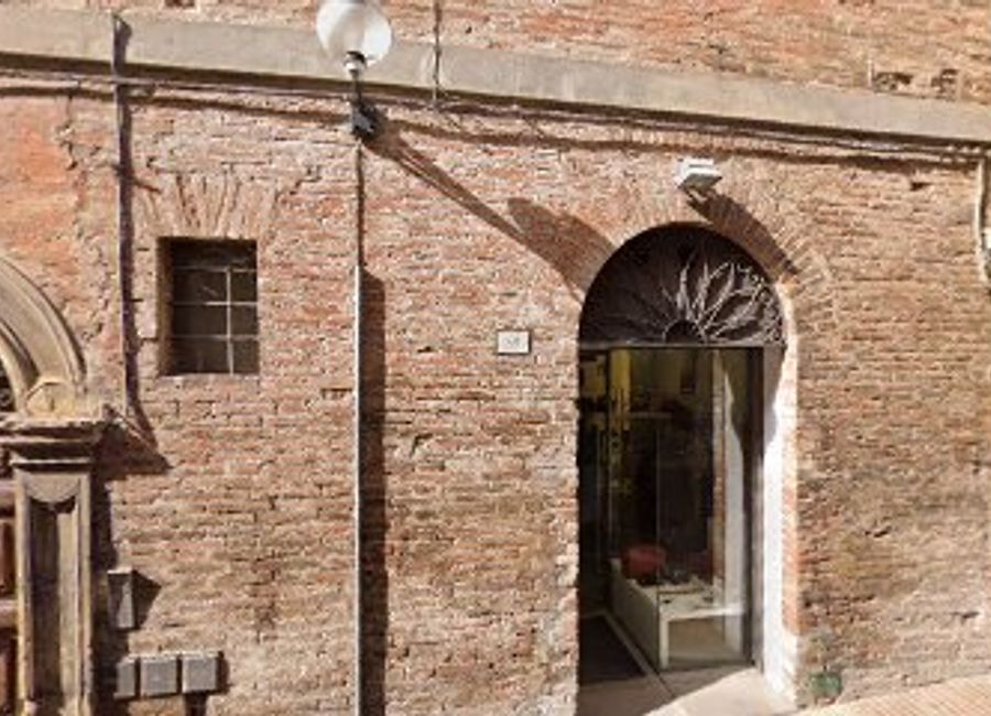 Explore the elegance of Italian fashion accessories at Particolari in the heart of Urbino, where unique craftsmanship meets style.