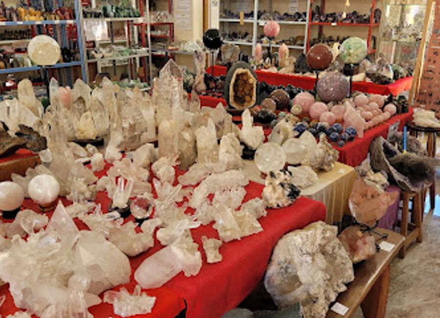 Explore the vibrant rock shop, Arte Nossa - a loja da Néga, in Alto Paraíso de Goiás for unique crystals and artisanal treasures.