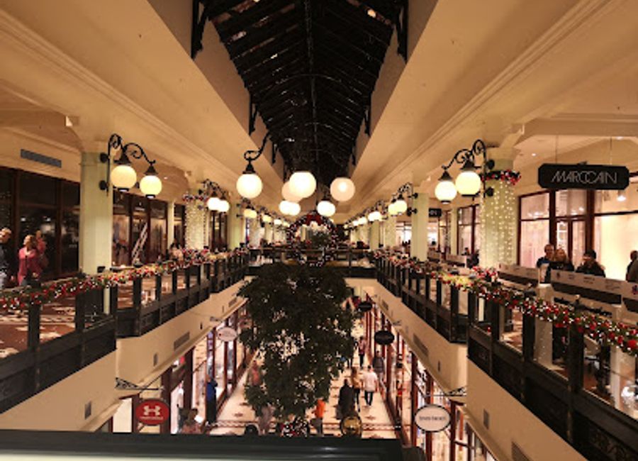 Discover incredible deals and designer brands at the Designer Outlet Salzburg, a shopper's paradise near the stunning city of Salzburg.