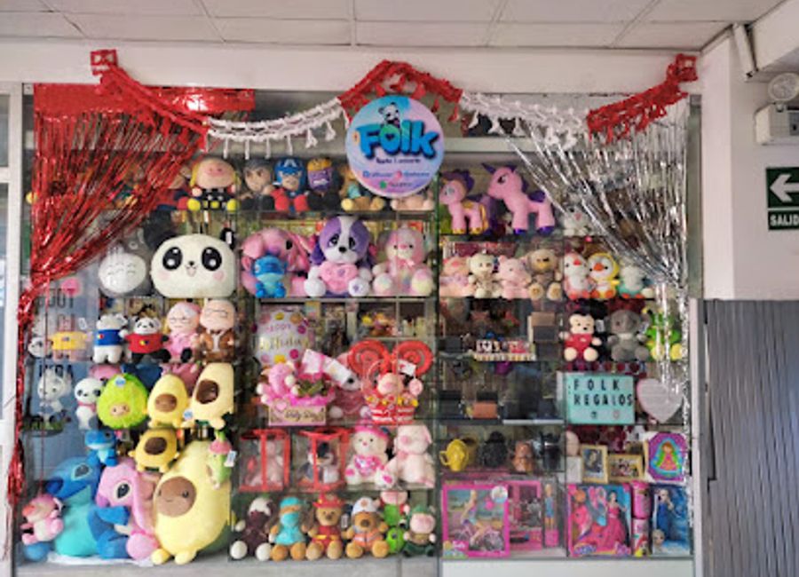 Discover the essence of Huaraz at FOLK Huaraz—your go-to gift shop for authentic Peruvian crafts and souvenirs.