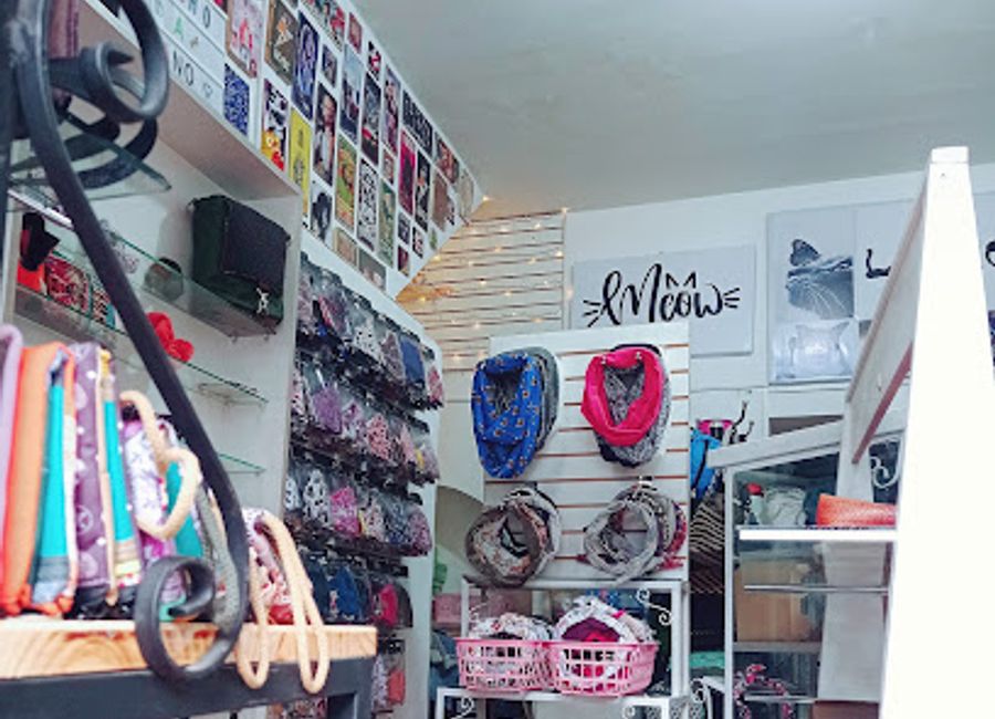Explore Gatos, the premier fashion accessories store in Huaraz, offering unique adventure gear and souvenirs that embody the spirit of the Andes.