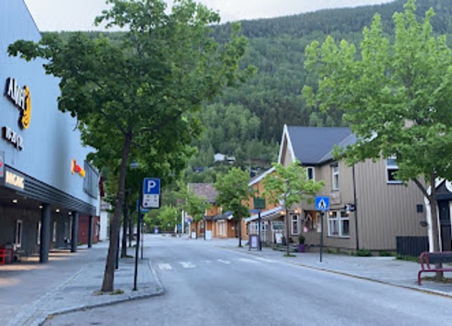 Experience the vibrant shopping scene at AMFI Otta, where local culture and retail therapy come together in a delightful atmosphere.