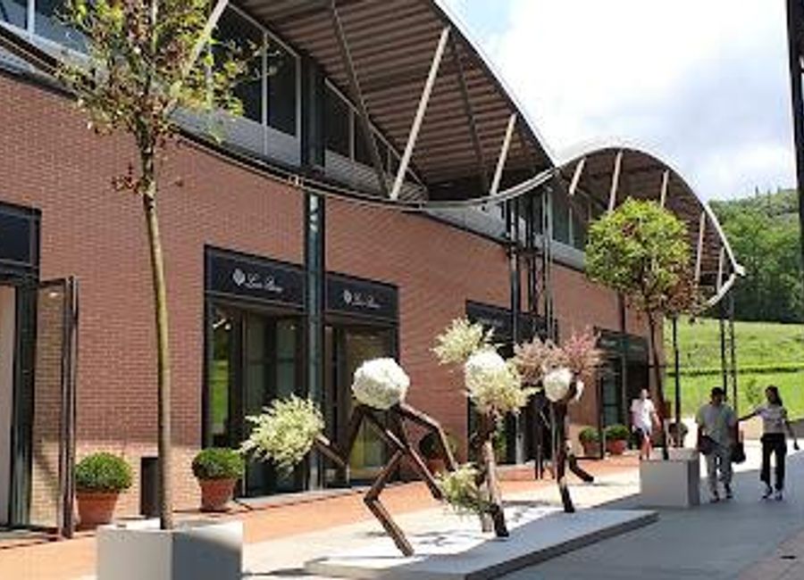 Explore The Mall Firenze in Tuscany for an unparalleled luxury shopping experience featuring top designer brands at discounted prices.