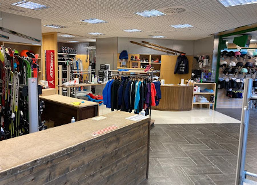 Discover the thrill of skiing and biking in the heart of the Pyrenees at Aràneu Esquí i Bicis, where adventure begins.