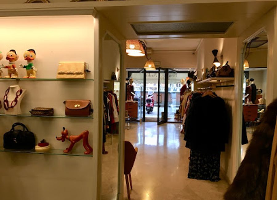 Discover unique women's fashion and accessories at Boutique Nadine, a premier shopping destination in the heart of Florence, Italy.